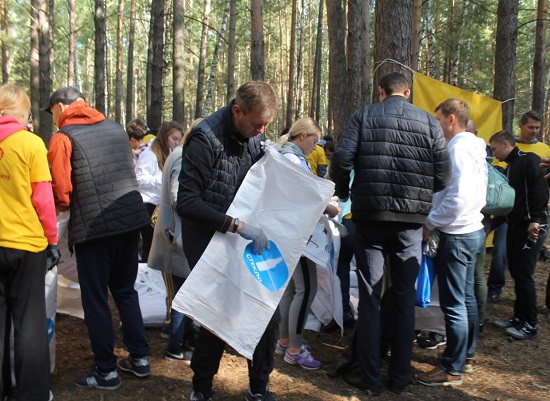 Волонтёры маркируют мешки по типам мусора