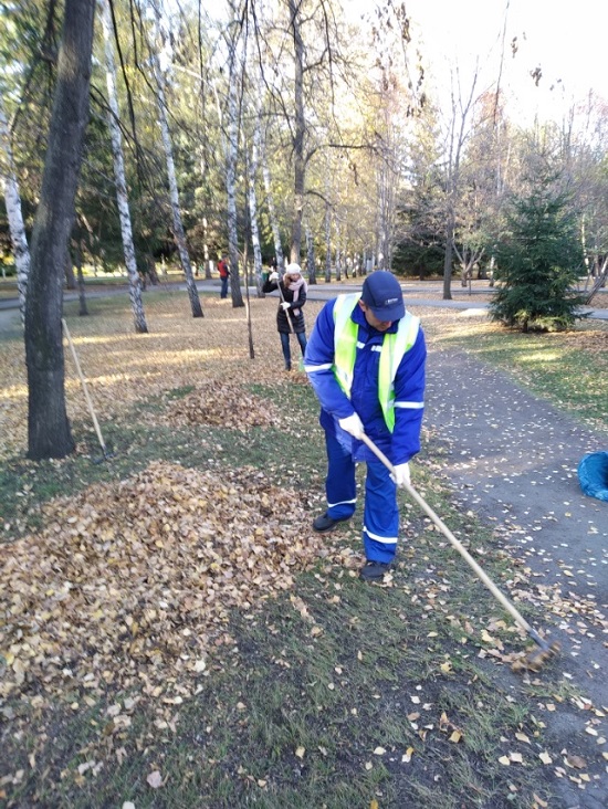 Сотрудники Балтики помогли очистить от листвы территорию Монумента Славы