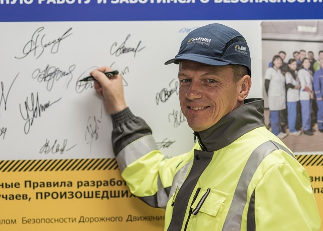Президент поставил свою подпись на доске по правилам безопасности на заводе Балтика-Новосибирск